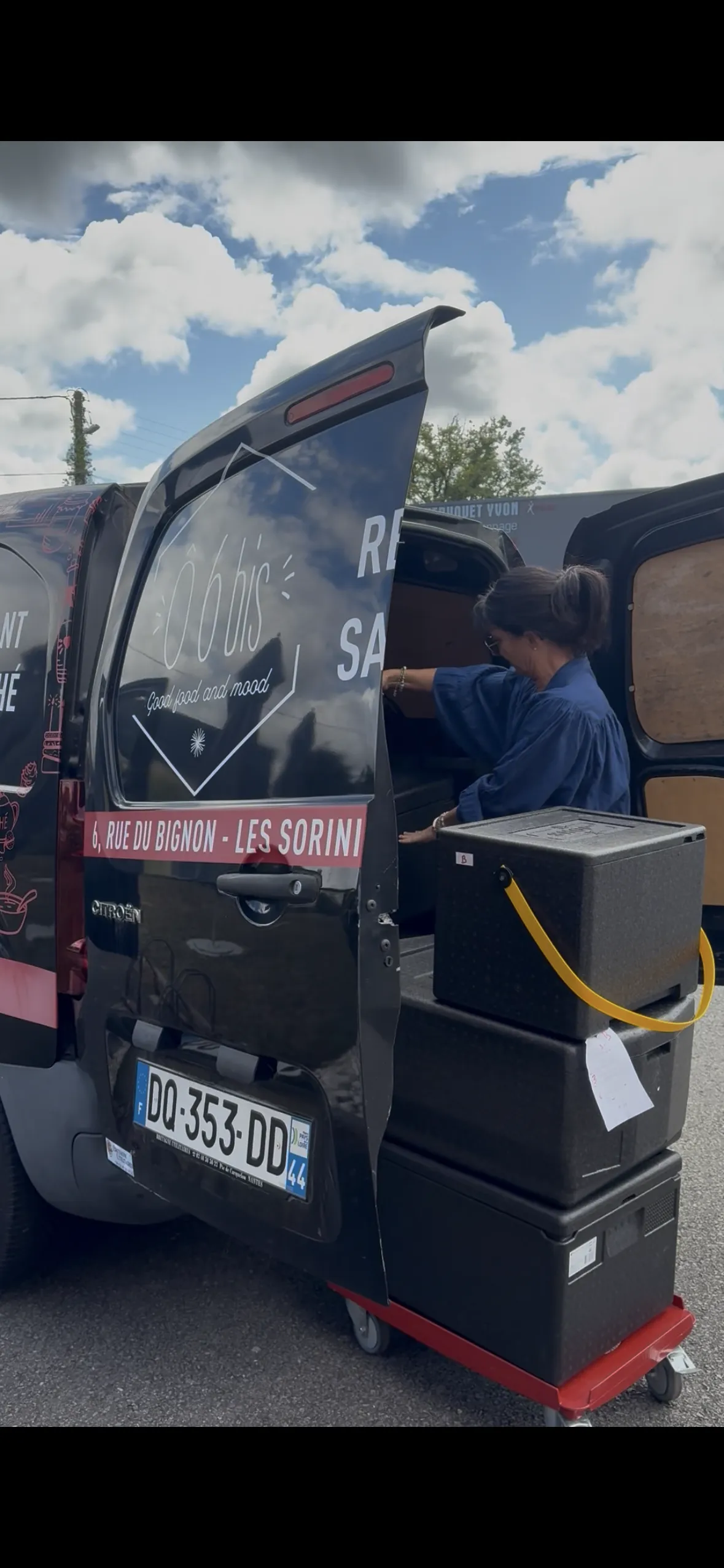 Vélo cargo de livraison de plateaux repas Ô6Bis en entreprise