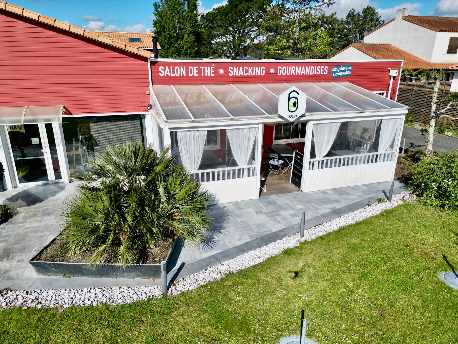 Terrasse extérieure et jardin du restaurant Ô6Bis