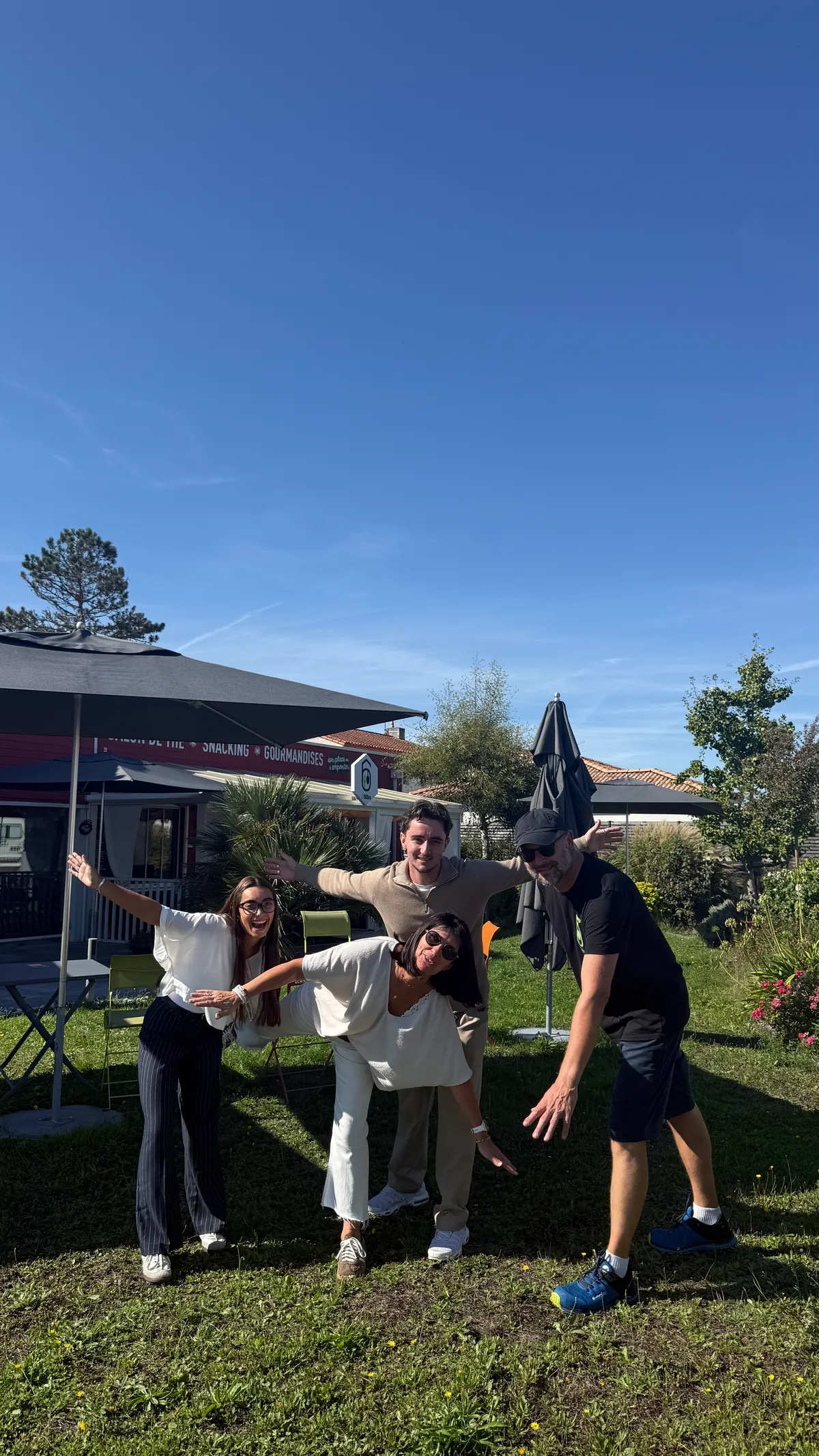 Myriam et l'équipe Ô6Bis devant le restaurant aux Sorinières