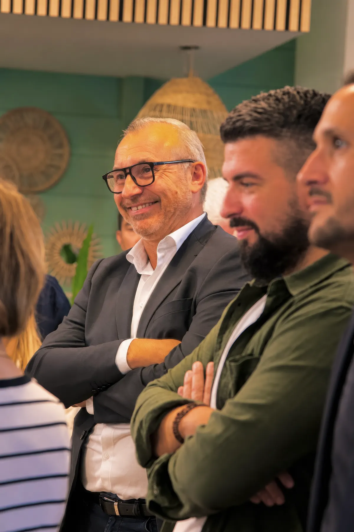 Invités souriants lors d'une soirée chez Ô6Bis