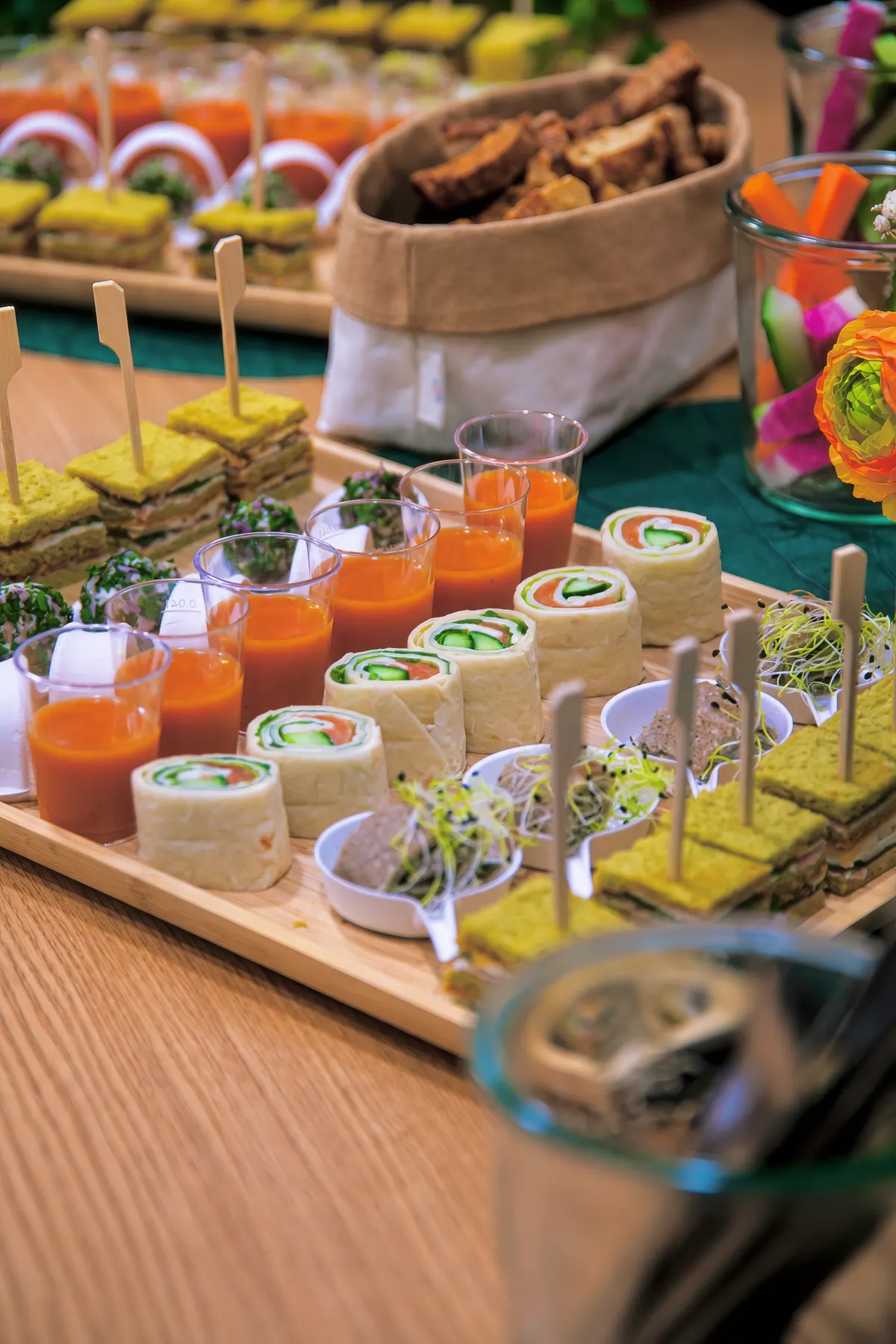 Mignardises faites maison : mini clubs, gaspachos et wraps