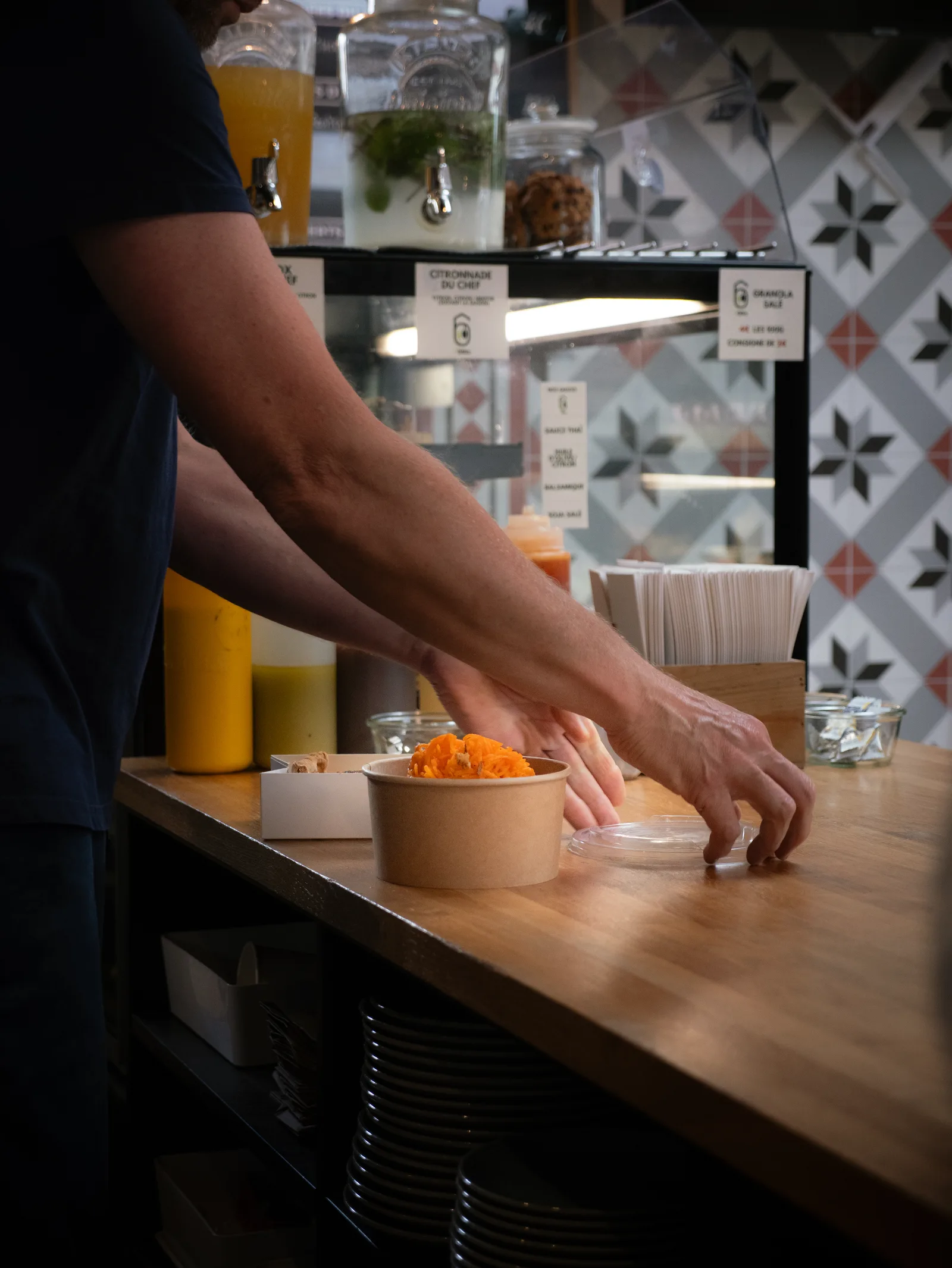 Préparation d'un repas à emporter au comptoir d'Ô6Bis