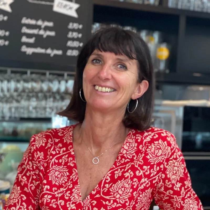Myriam Dequippe, gérante d'Ô6Bis, souriante dans la salle du restaurant