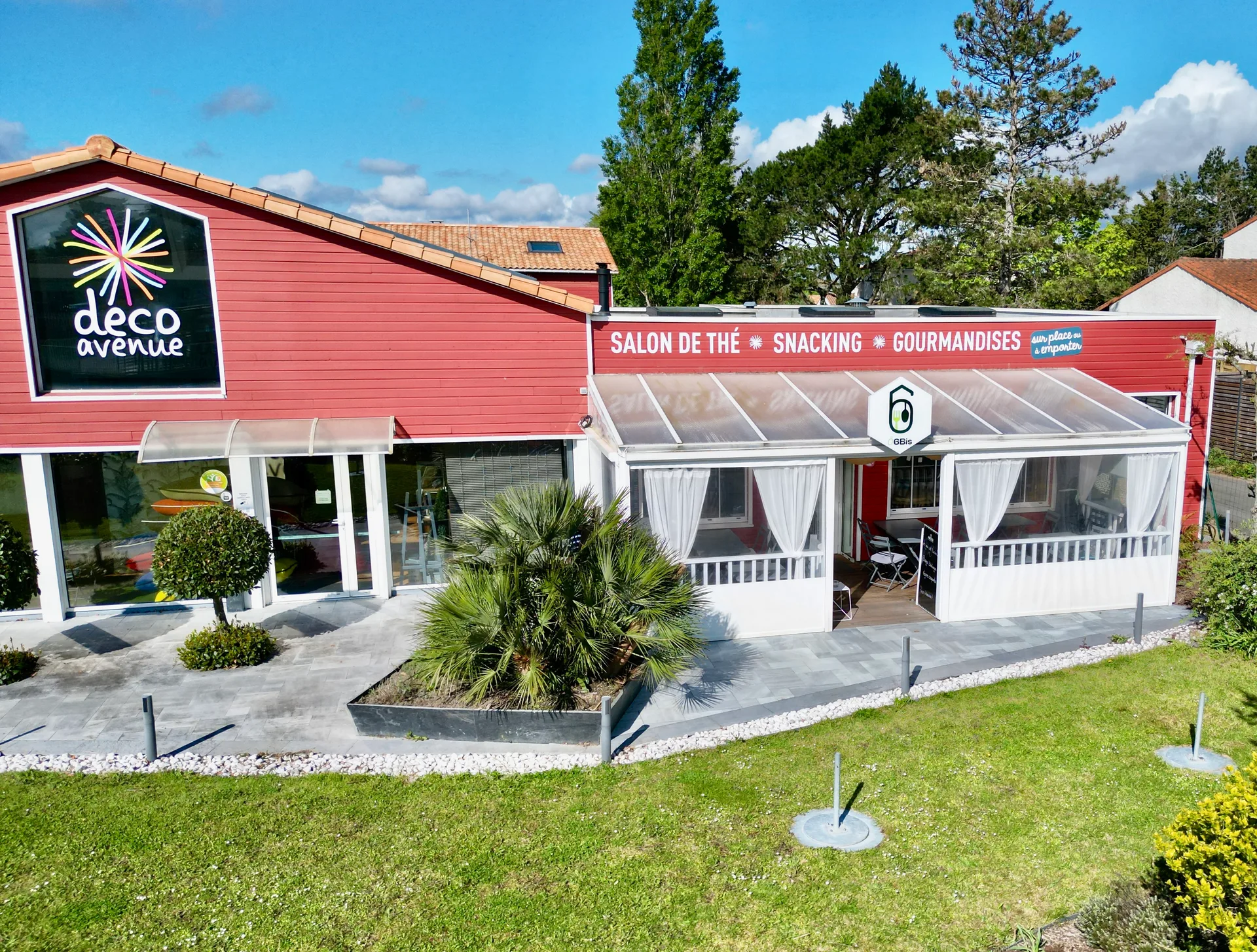 Vue aérienne du restaurant Ô6Bis aux Sorinières avec sa terrasse couverte