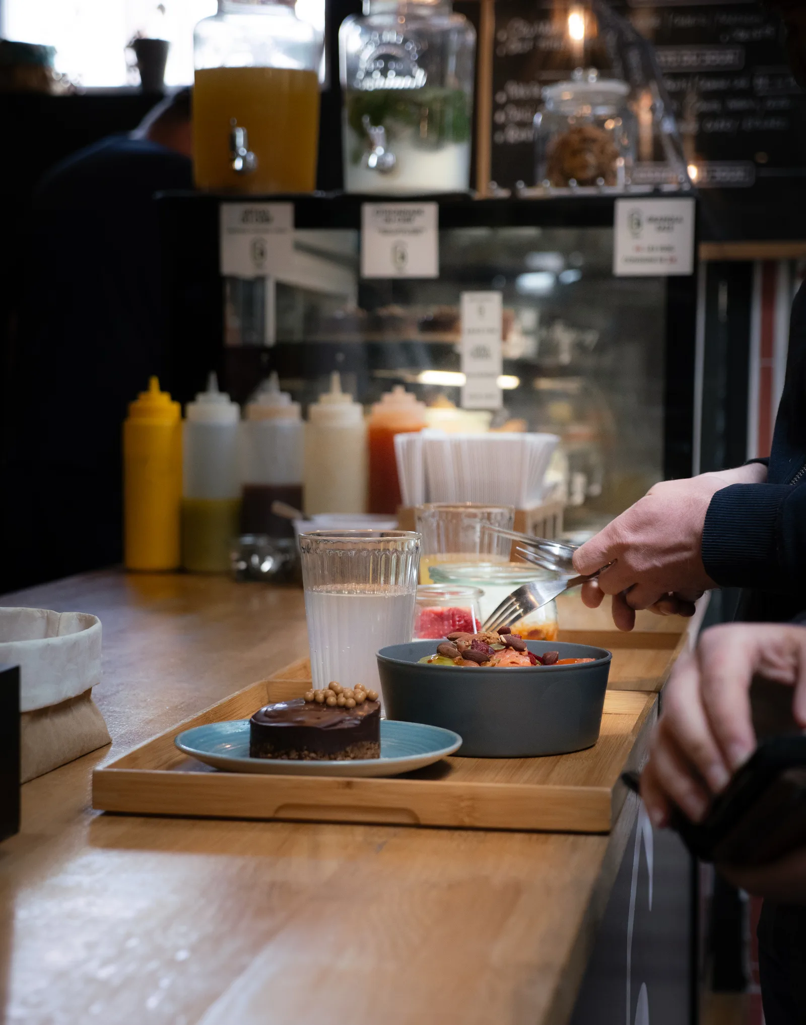 Repas servi sur place chez Ô6Bis, bocal et plateau sur une table en bois