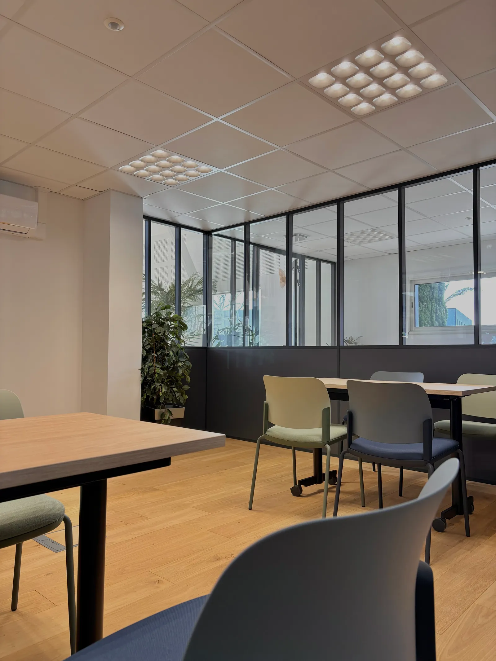 Salle de réunion lumineuse Ô6Bis avec verrière