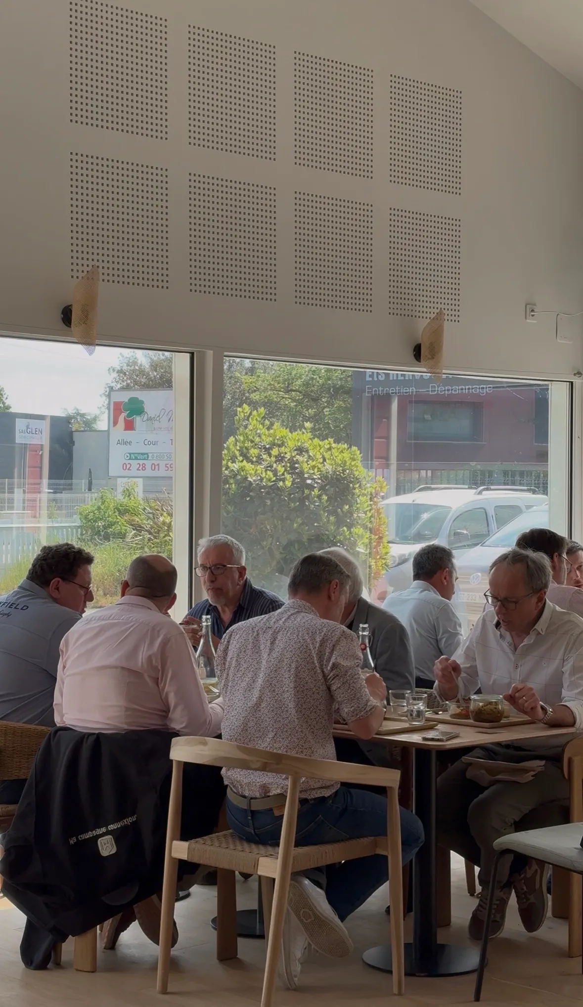 Repas d'équipe convivial au restaurant Ô6Bis