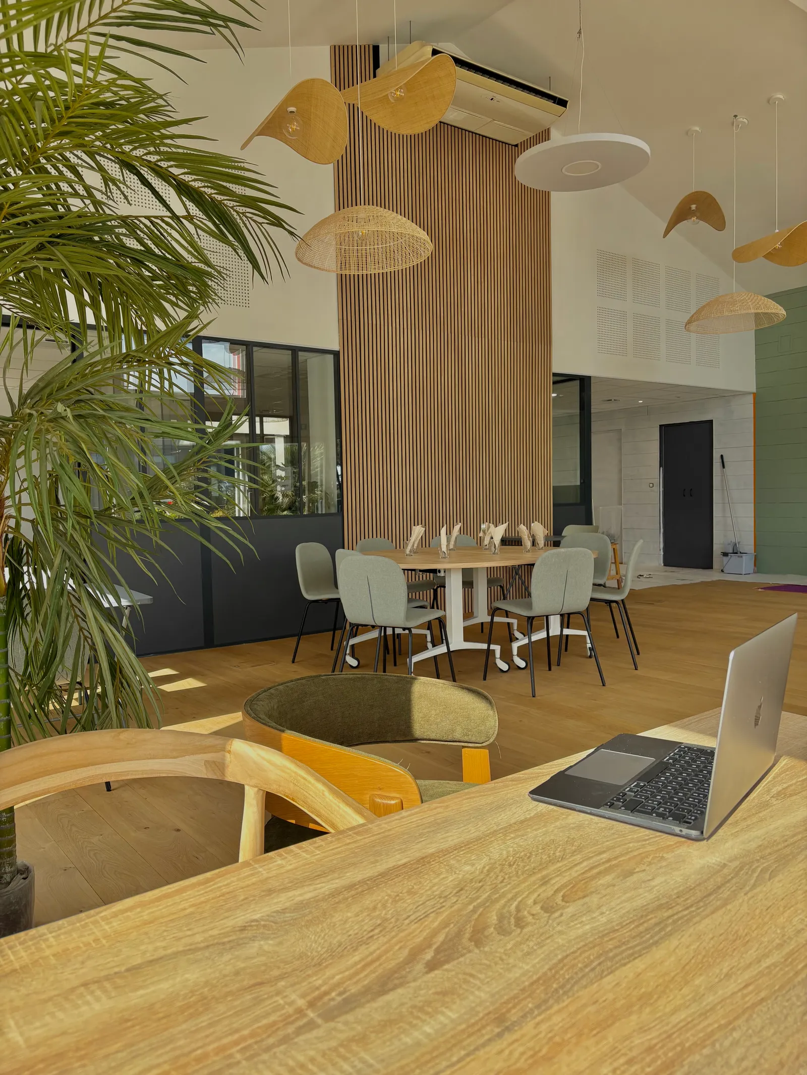 Grande salle Ô6Bis dressée avec tables rondes