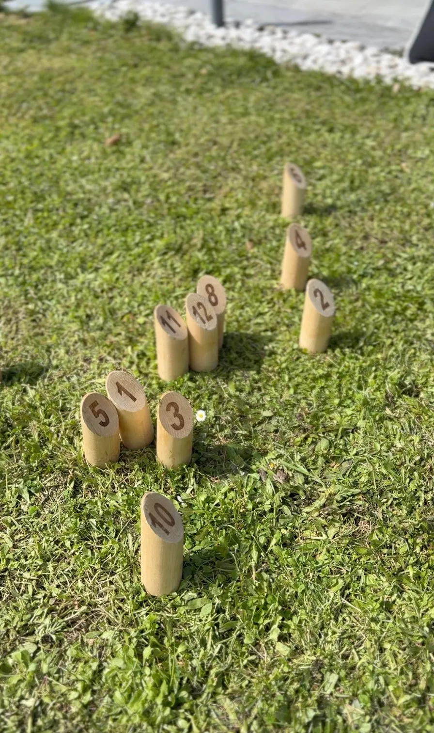 Partie de Mölkky en extérieur chez Ô6Bis